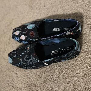 NWOT TOMS Black Flat Loafers Universe STEM Science E=mc2